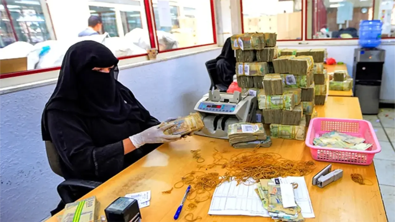 تحذيرات من تلاشي تحويلات المغتربين اليمنيين قبيل العيد وتأثيرها على الأسر